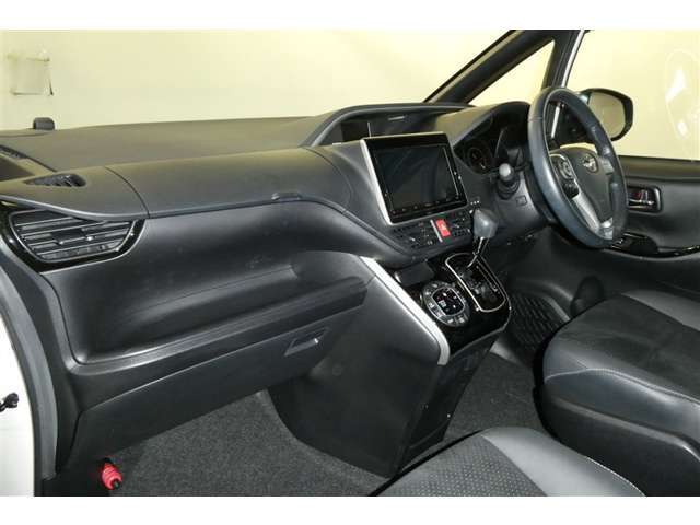 すっきりとしたデザインの内装は、さすがトヨタ車の上品さを感じます。