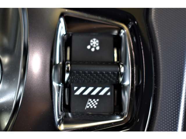 ジャガー・ドライブコントロールは走行モード切替はダイナミック・コンフォート・ECO・レインアイススノーのモードに切り替えが可能で走行に合わせてスイッチ一つで切り替えが可能です。