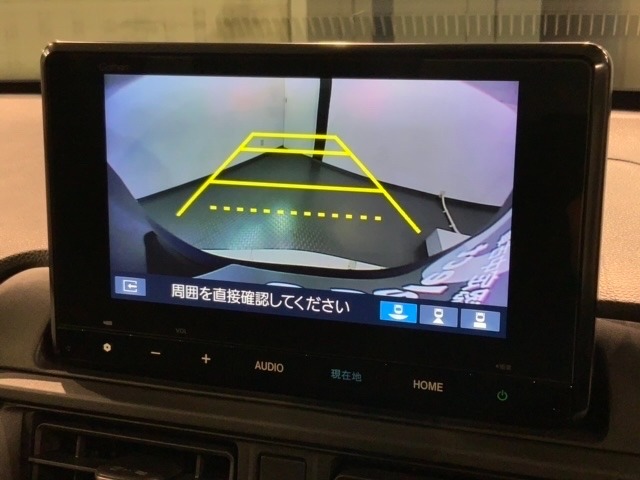 リバースギアに入れるだけで後方の表示へ切り替わります。夜間や雨の日の駐車も楽になりますよ。