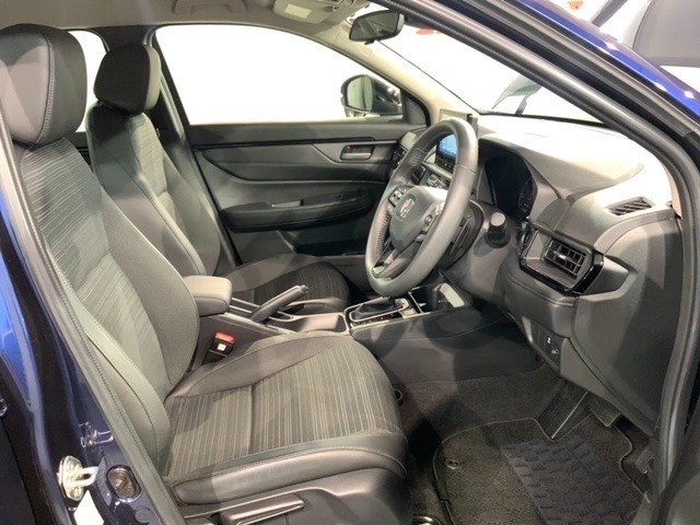 程よい硬さとホールド性が高くロングドライブも疲れにくいシートです。