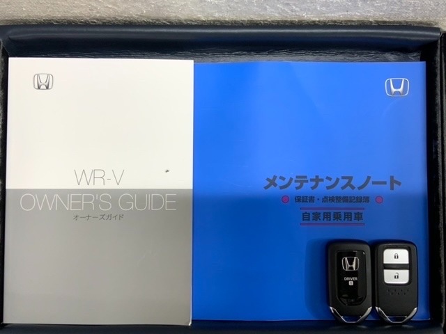 スマートキーは鍵をバッグに入れたままでもドアロックの開閉やエンジンのON・OFFができます。夜間や雨の日も鍵を探さなくて良いので便利です。