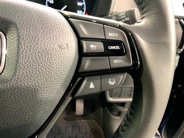 クルーズコントロールを装備しています。高速道路などで一定の速度で走ってくれるので運転が楽ですよ！速度を設定できますので、スピードの出しすぎにも注意できます。