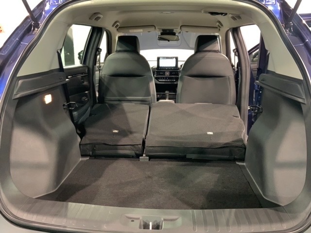 リアシートを倒すと、ラゲッジスペースを広くお使いいただけます！