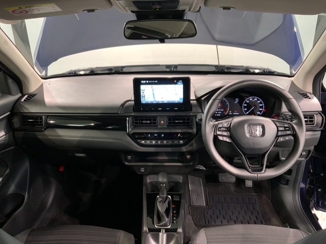 使いやすいレイアウトのダッシュボード周辺です。オートエアコンや小物入れなど嬉しい装備が満載です。