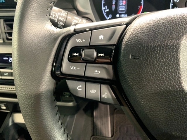 ステアリングにオーディオ操作スイッチが付いています。オーディオ画面に直接タッチしなくても操作が出来ますので、運転に集中できます。