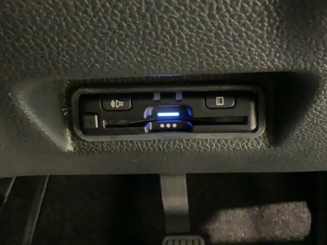 いまや快適なカーライフに欠かせないETCが付いています。