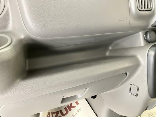 助手席前に薄型のBOXティッシュを置くことができます。運転席からでも手が届き、使い勝手◎
