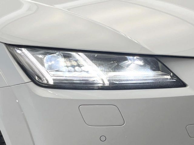 ●LEDハイビームが多数独立で存在し、ハイビーム時に対向車や前方を走る車の部分をロービームに切り替えが可能！！シーケンシャルウインカーも装備！！