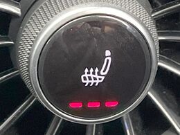 ●フロントシートヒーティング：運転席・助手席共に三段階で調節が可能なシートヒーターを装備しております。季節を問わず快適にご使用いただけます。