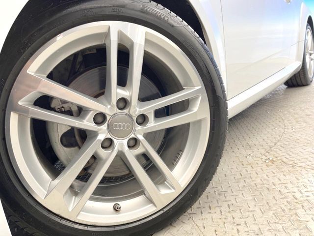 ●純正18インチアルミホイール：輸入車ならではの卓越した走りを支えるホイールと足回りです！日本車の走りに慣れている方にもぜひ体感して頂きたいほど、高いレベルでまとまっています！