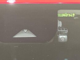 【エマージェンシーブレーキ】走行中に前方の車両等を認識し、衝突しそうな時は警報とブレーキで衝突回避と被害軽減をアシスト。より安全にドライブをお楽しみいただけます。