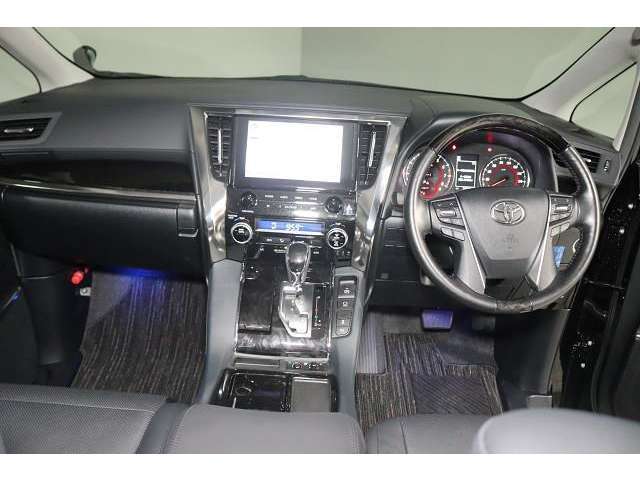 視認性の良いインパネ周り。スイッチなどの操作もしやすい配置になっております。