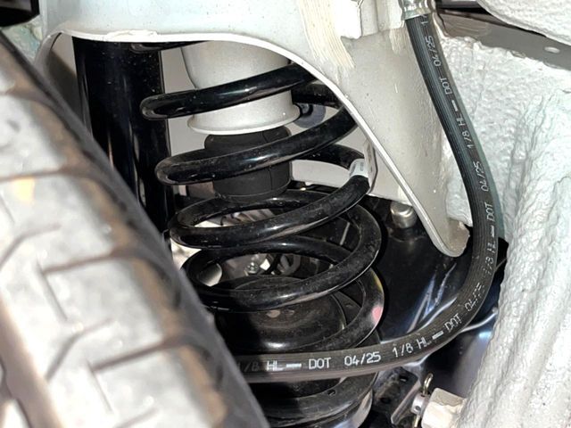 お車を安心してお乗りいただく為には、足回りの定期点検が欠かせません。サービスサポート（有償保証）では無料点検もご提供しており、安心のカーライフをお過ごしいただけるサポート体制が整っています。
