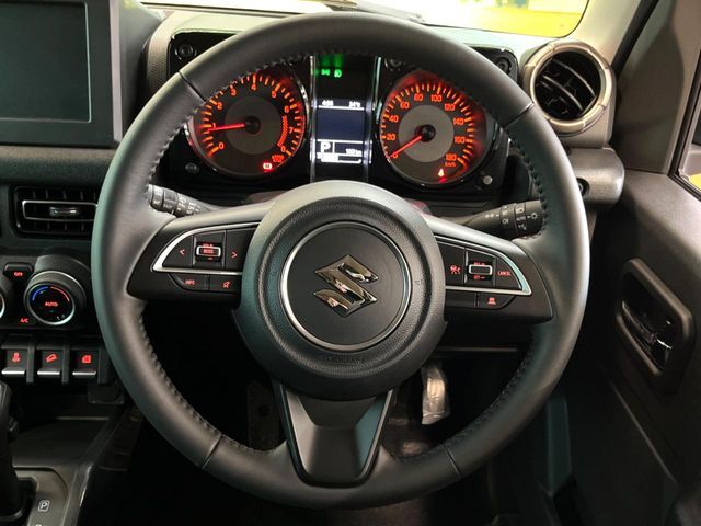 【純正革巻きステアリング】上質な革を使用することで、手にしっかり馴染みとても運転しやすいハンドルです♪