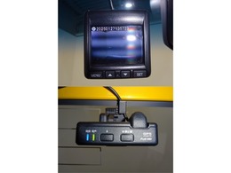 もしもの衝突の時、あなたの走行状態をしっかりと記録するドライブレコーダーも付いているので、万が一の時にも安心です。また前方だけではなく後方も録画するので更に安心感が広がります！