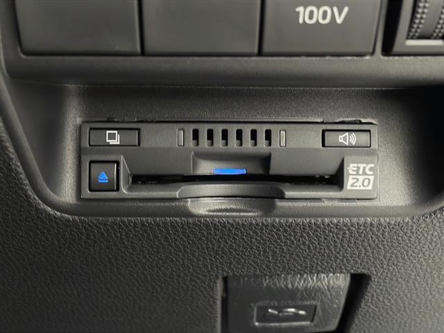 【ETC】有料道路を利用する際に料金所で停止することなく通過できる、ETC車載器（ノンストップ自動料金収受システム機器）が装備されています。セットアップを行うことで利用可能になります。