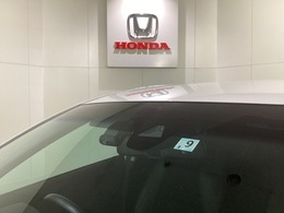 Honda SENSING装着車です。衝突を予測してブレーキをかけたり、前のクルマにちょうどいい距離で走行できる多彩な安心・快適機能を搭載した先進の安全運転支援システムがドライバーをサポートします。