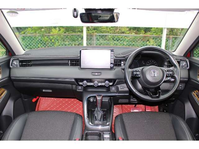 運転時の視界周辺の見やすい位置にメーターやディスプレーオーディオをレイアウト。スイッチ類は自然に手が届く位置に配置され、視線や動作の流れを断ち切らない、ストレスフリーの運転動作を可能にします。