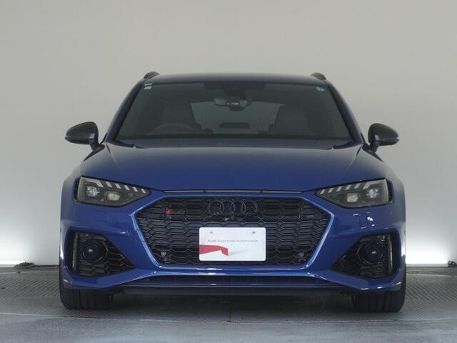 Audiデザインの特徴であるシングルフレームグリルが存在感を主張します。