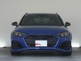 Audiデザインの特徴であるシングルフレームグリルが存在感を主張します。