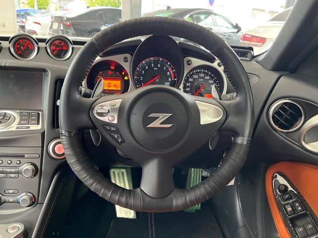 【純正革巻きステアリング】上質な革を使用することで、手にしっかり馴染みとても運転しやすいハンドルです♪