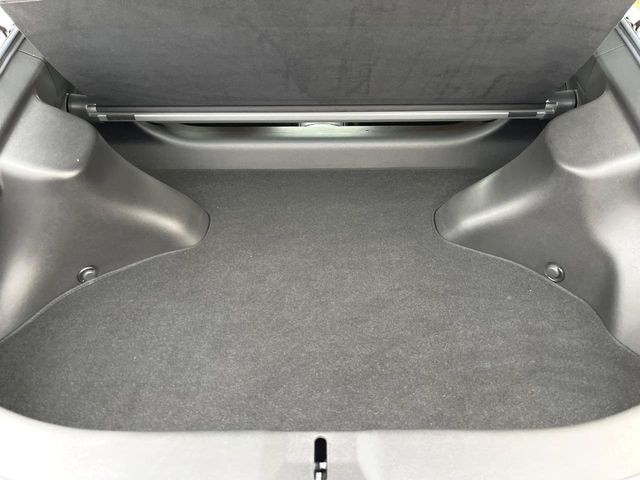 普段のお買い物や通勤、送迎等に十分な荷室スペースを確保しております。
