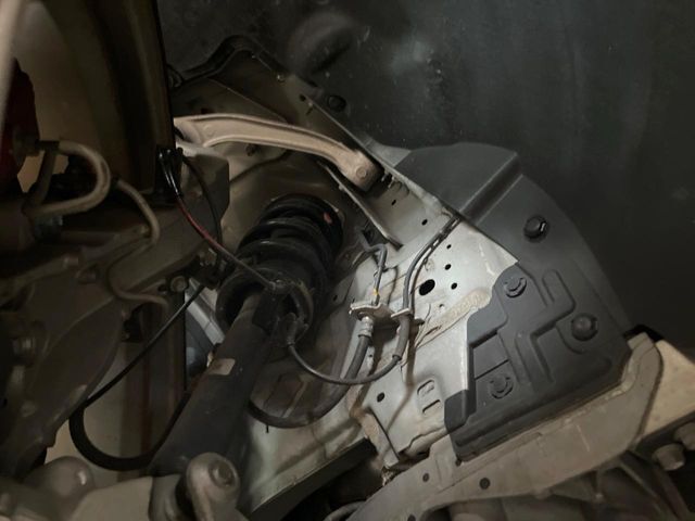 お車を安心してお乗りいただく為には、足回りの定期点検が欠かせません。サービスサポート（有償保証）では無料点検もご提供しており、安心のカーライフをお過ごしいただけるサポート体制が整っています。