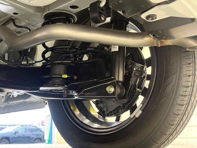 お車を安心してお乗りいただく為には、足回りの定期点検が欠かせません。サービスサポート（有償保証）では無料点検もご提供しており、安心のカーライフをお過ごしいただけるサポート体制が整っています。
