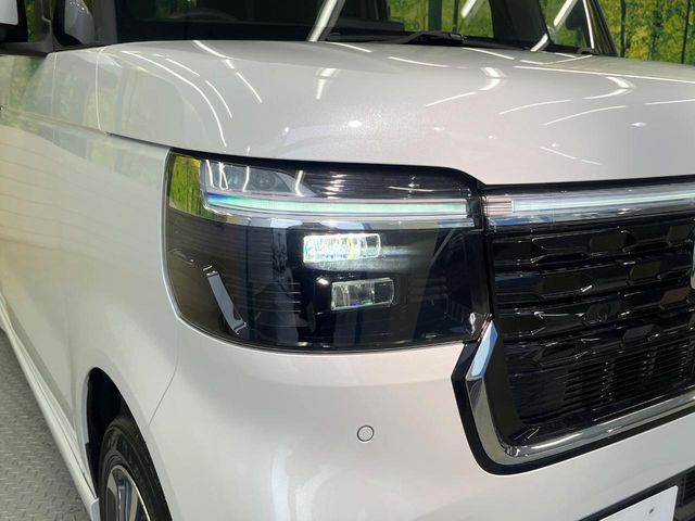 【LEDヘッドライト】悪天候や夜間走行時も良好な視界を確保し安心して運転できる高輝度LEDヘッドライトを装備！点灯速度が早く、消費電力も抑えられています。