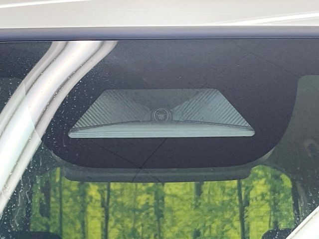 【ホンダセンシング】走行中に前方の車両等を認識し、衝突しそうな時は警報とブレーキで衝突回避と被害軽減をアシスト。より安全にドライブをお楽しみいただけます。