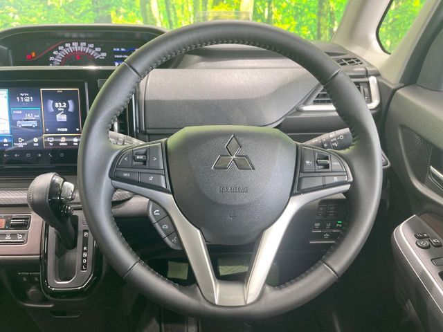 インテリアに合わせたデザインのステアリングは、運転される方のことも考え、運転しやすい形状、大きさです。是非一度、実際に触ってお確かめください。