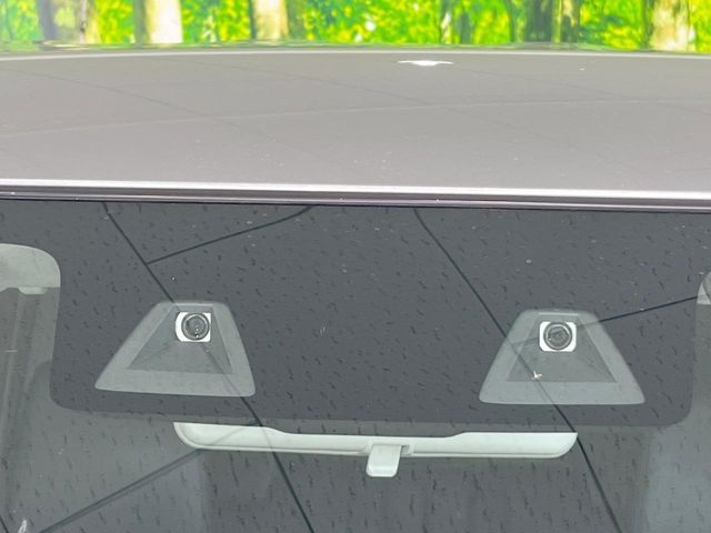 【三菱e-Assist】走行中に前方の車両等を認識し、衝突しそうな時は警報とブレーキで衝突回避と被害軽減をアシスト。より安全にドライブをお楽しみいただけます。