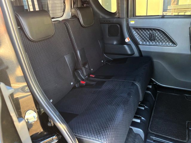 【ハーフレザーシート】高級感と座り心地を両立した人気のシート♪背面・座面のファブリック素材は、通気性の良さや滑りにくさに優れています。気温や服装に左右されず快適にお乗りいただけます。