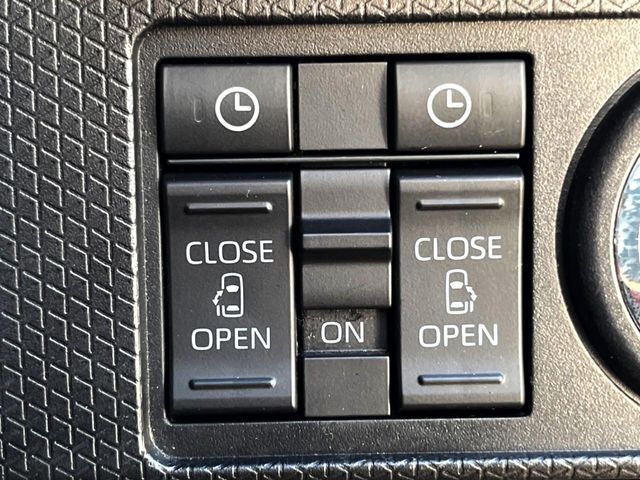 【両側パワースライドドア】スマートキーや運転席のスイッチで後席両側スライドドアの開閉が可能♪電動だから力を入れてドアを開ける必要が無く、小さなお子様でも簡単に開け閉めでき快適です♪