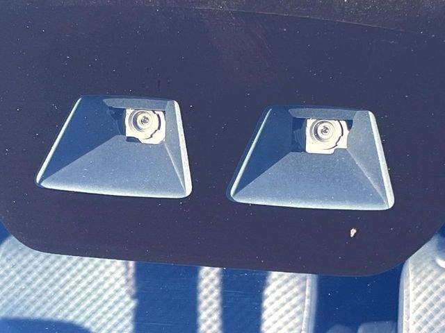 【スマートアシスト】走行中に前方の車両等を認識し、衝突しそうな時は警報とブレーキで衝突回避と被害軽減をアシスト。より安全にドライブをお楽しみいただけます。