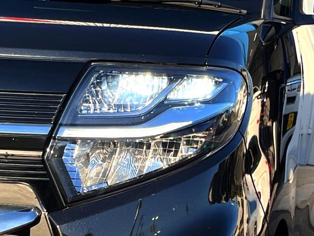 【LEDヘッドライト】悪天候や夜間走行時も良好な視界を確保し安心して運転できる高輝度LEDヘッドライトを装備！点灯速度が早く、消費電力も抑えられています。