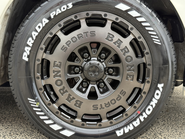新品ファブレス社製AP-12 17inchアルミホイール に新品YOKOHAMAタイヤPARADAホワイトレタータイヤを装着