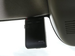◆ドライブレコーダー◆映像・音声などを記録する自動車用の装置です。　もしもの事故の際の記録はもちろん、旅行の際の思い出としてドライブの映像を楽しむことができます。