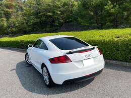 パドルシフト　赤革シート　シートヒーター　電動式リアウィング　　純正HDDナビ　TV　バックカメラ　Bluetooth　ETC　革巻きステアリング　キーレス　オートエアコン等の装備も充実です。