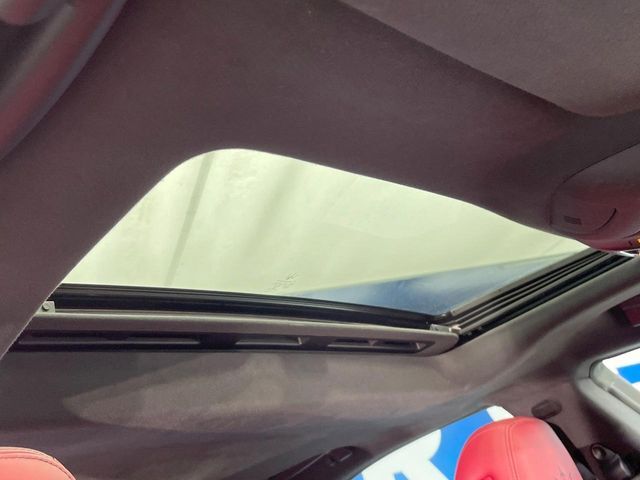●サンルーフ：開放感たっぷりの希少装備、サンルーフが装着されています！車内に明かりを取り入れたり景色を楽しむ以外にも、車内の空気も簡単に換気できて快適です！