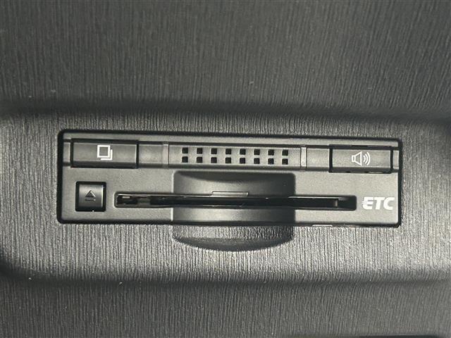 【ETC】有料道路を利用する際に料金所で停止することなく通過できる、ETC車載器（ノンストップ自動料金収受システム機器）が装備されています。セットアップを行うことで利用可能になります。