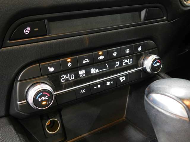 【左右独立オートエアコン】運転席、助手席の方が快適な温度でくつろげます
