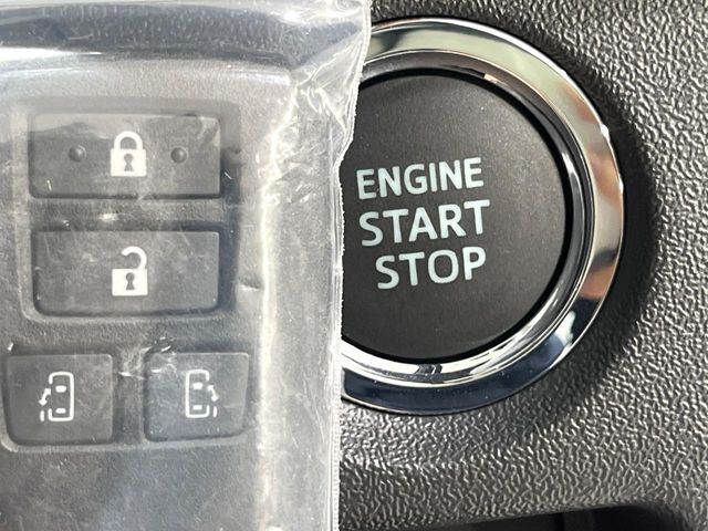 【スマートキー】カバンやポケットに入れたままでもドアの施錠・解錠が可能なスマートキーを装備。エンジンのオン・オフ時もカギを取り出す必要が無いからとっても便利です♪