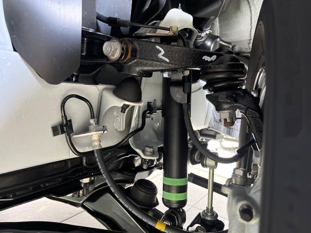 お車を安心してお乗りいただく為には、足回りの定期点検が欠かせません。サービスサポート（有償保証）では無料点検もご提供しており、安心のカーライフをお過ごしいただけるサポート体制が整っています。