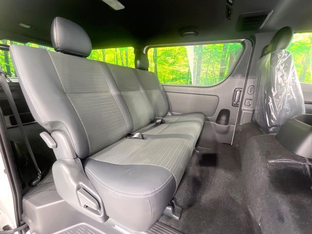 後部座席も気になるようなキズ・汚れやへたり等、大きなダメージはなく、良好な状態です。
