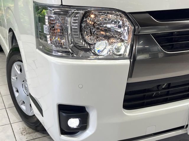 【LEDヘッドライト】悪天候や夜間走行時も良好な視界を確保し安心して運転できる高輝度LEDヘッドライトを装備！点灯速度が早く、消費電力も抑えられています。