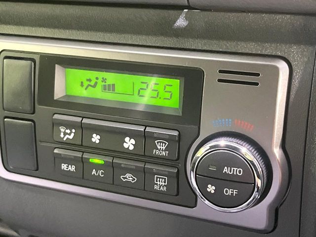 【オートエアコン】一度お好みの温度に設定すれば、車内の温度を検知し風量や温度を自動で調整。暑い…寒い…と何度もスイッチ操作をする必要はありません。快適な車内空間には必須の機能ですね♪