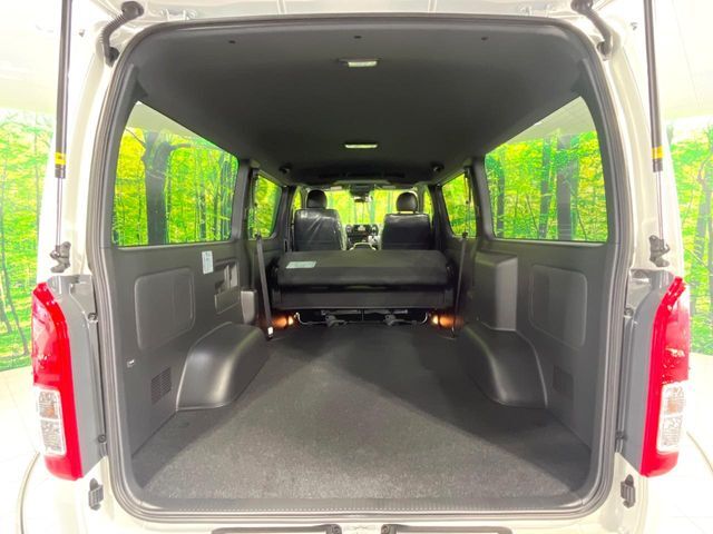 積み下ろしのしやすいデッキにはたっぷりと荷物を積み込んでいただけます。遊びから仕事まで、様々なシーンで頼れます♪