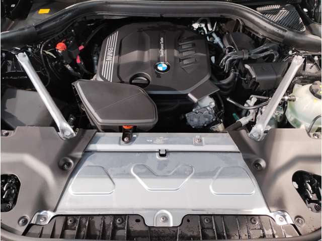【BMWエンジン】革新的なガソリン・エンジン・テクノロジーによる高性能かつ高効率。レスポンスの良いパワーを発揮。常にスムーズな吸気を実現しアクセル開度にダイレクトに反応しドライビングを楽しく演出。