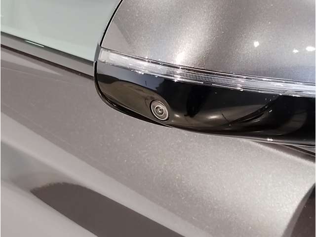 【BMWミラー】視認性の高いスタイリッシュなミラー。自動防眩機能も付いており夜間のドライビングをサポートします。